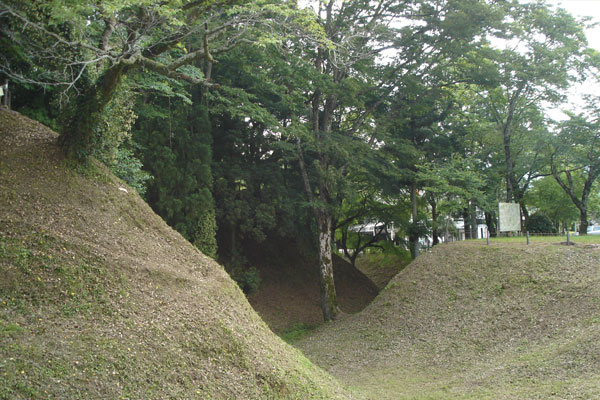髙天神城の井戸曲輪に鎮座する尾白稲荷天神