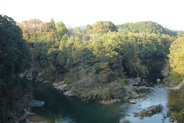 遠江掛川城。武田家と徳川家に挟撃された今川の当主氏真は、駿府今川館を捨て朝比奈泰朝が守るこの城に逃れた
