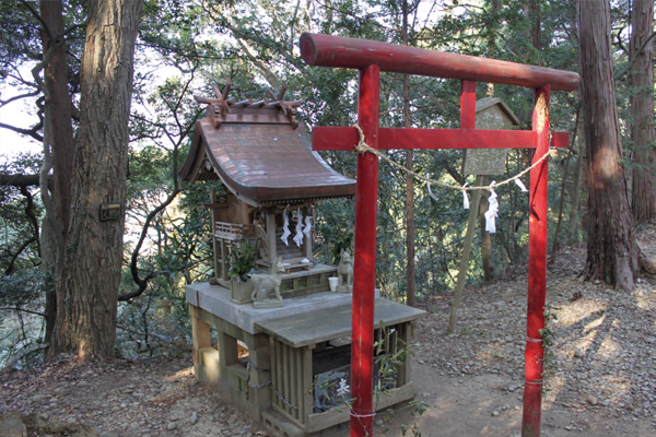 髙天神城の井戸曲輪に鎮座する尾白稲荷天神