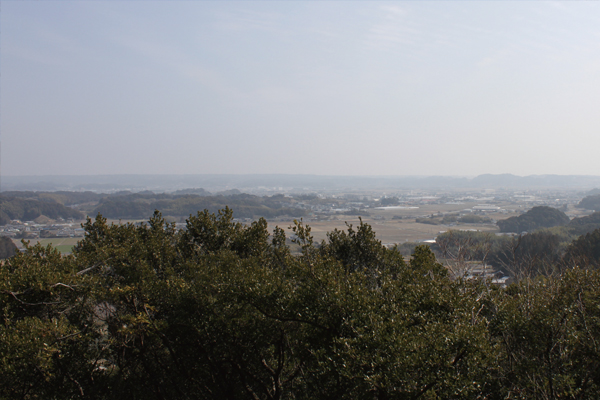 髙天神城三の丸より南方を望む。この眺めの爽快感に、この城を守った人々は何を想っていたのだろうか